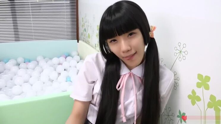 UNE ADOLESCENTE JAPONAISE LÉCHANT UNE SAUCISSE