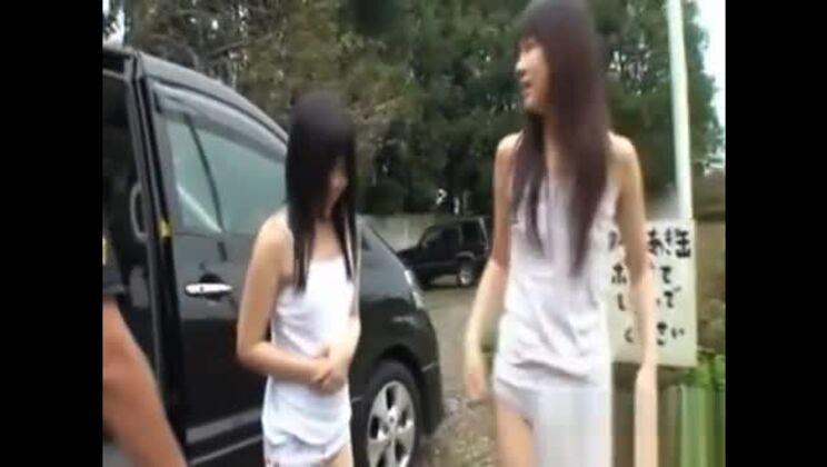 La sensuelle orientale Chiwa Osaki reçoit une grosse saucisse en cadeau