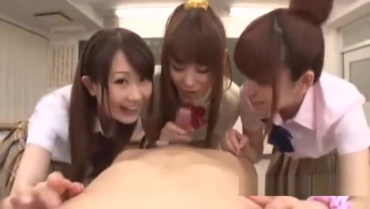 3 écolières se masturbent et sucent la bite d'un mec, éjaculant dans sa bouche et se dispersant dans sa bouche.