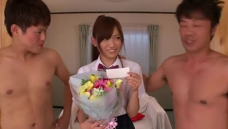 Une jolie adolescente asiatique à la poitrine plate suce une bite avec force