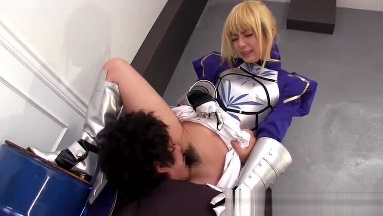 Une Asiatique en cosplay se fait crémer la chatte.