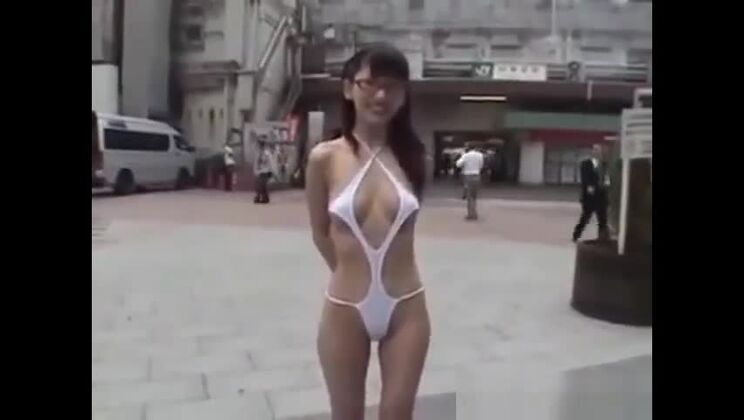 Se promener semi-nue dans les rues de Tokyo