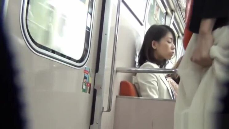 Asiatique qui urine dans des toilettes à la turque