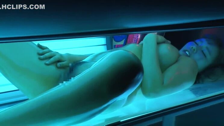 Des amatrices aux gros seins baisent dans un spectacle porno hardcore pur