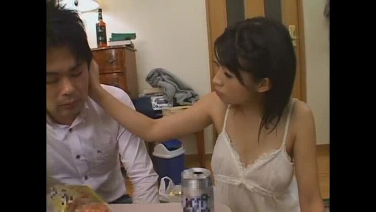 Sasa Handa, une Japonaise exotique et aguicheuse, dans une vidéo JAV de masturbation et de masturbation.