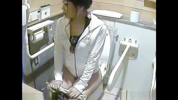 Toilettes pour femmes sur circuit automobile