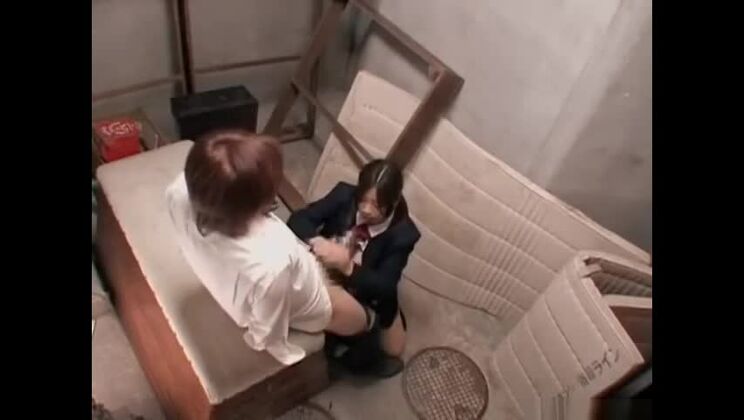 une écolière japonaise fait une fellation et éjacule dans sa bouche