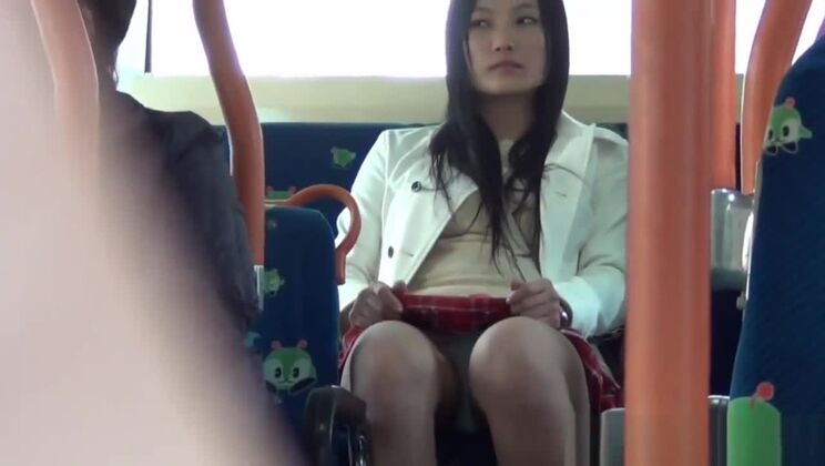 Une Japonaise aux formes généreuses taquine la caméra