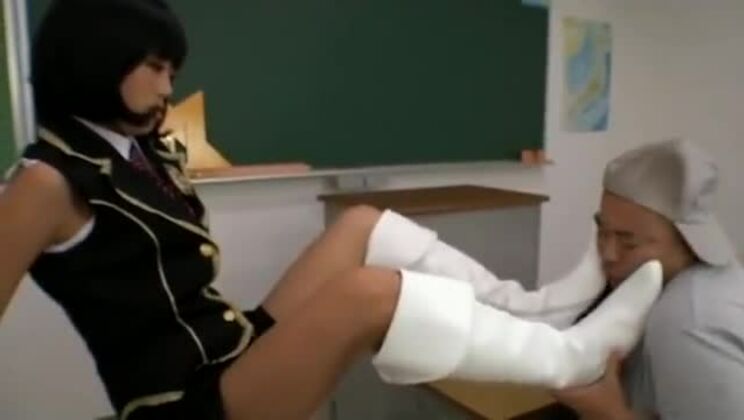 domination d'idoles japonaises fétichistes des bottes et du femdom