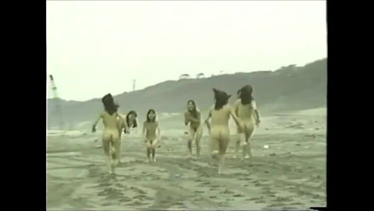 des filles japonaises nues courant sur la plage