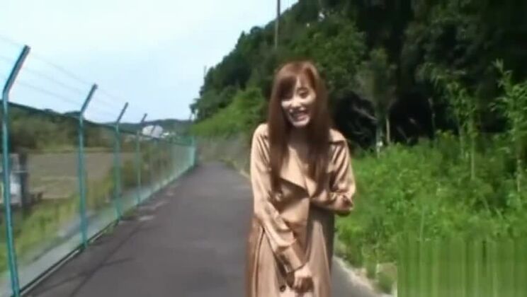 Chika Eiro, une exotique au swing envoûtant, touche délicatement son époque troglodyte.