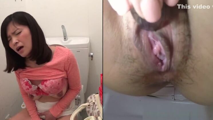 Japonaise se frotte la chatte