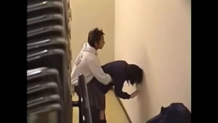 Des couples flirtent à l'intérieur d'un bâtiment