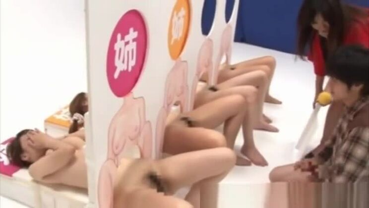 Une jeune Asiatique se fait baiser la chatte et n'en a jamais assez.