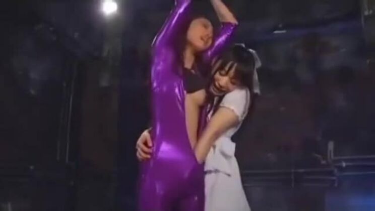 Lesbienne aux yeux bandés et attachée