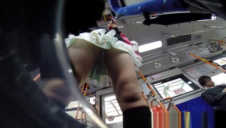 Caméra espion asiatique doigtée bus