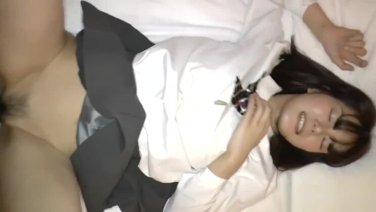 NOUS AVONS PORTÉ NOTRE PROPRE UNIFORME SUR UNE FEMME DE 18 ANS