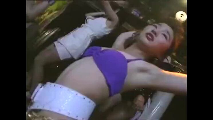 Une Japonaise déjantée dans une vidéo de cosplay fétichiste JAV non coupée