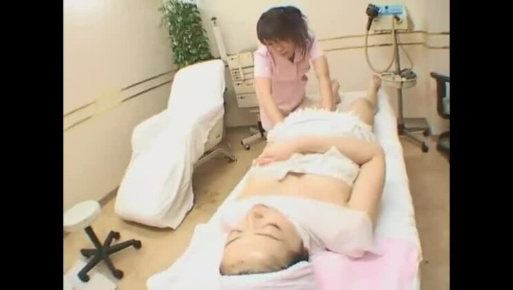 Une fille excitée essaie de regarder un film porno.