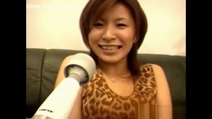 Une séductrice asiatique se fait vibrer la chatte en érection