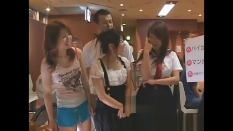 Des filles japonaises sexy perdent leurs vêtements