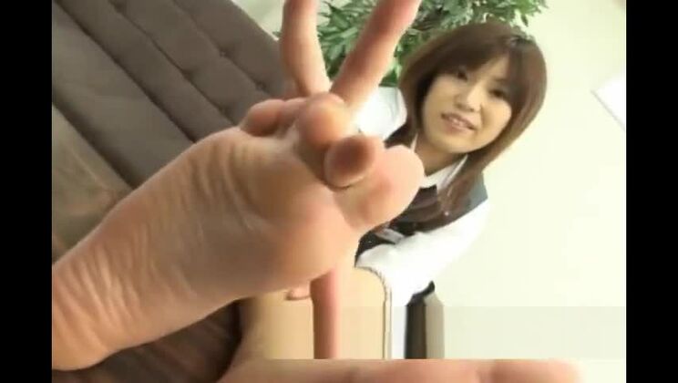 Fétichisme des pieds - Employée de banque avec de grands pieds