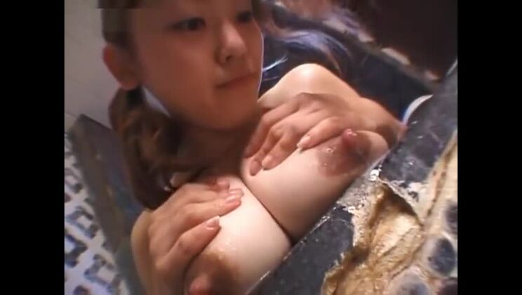 Gros seins allaitants d'une fille 2. se lavant les énormes seins laiteux