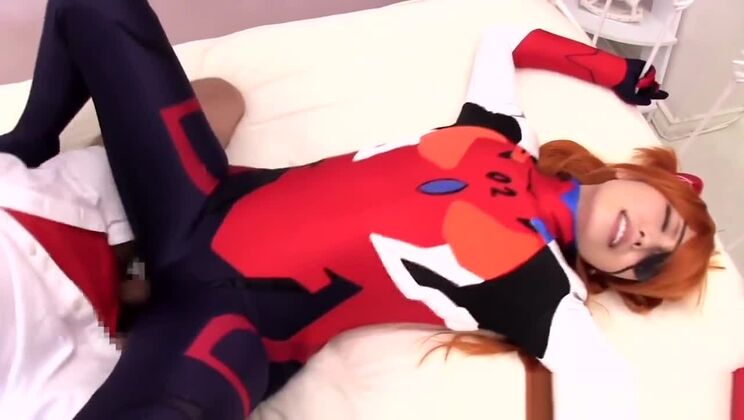Cosplayeuse japonaise rousse suce une bite avant le sexe
