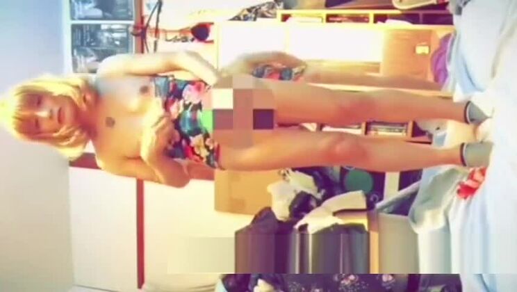 Anne joue à la masturbation