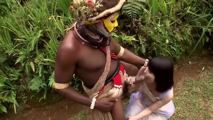 L'incroyable jeune prostituée orientale Kanon Tachibana fait éjaculer un homme hors de la maison