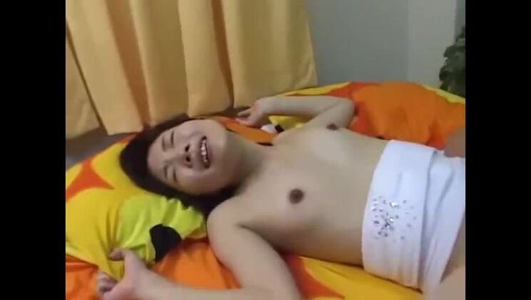 Asiatique serrée se fait défoncer le vagin