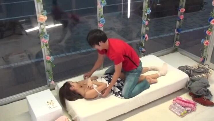 Superbe pute japonaise dans un film JAV excitant non censuré