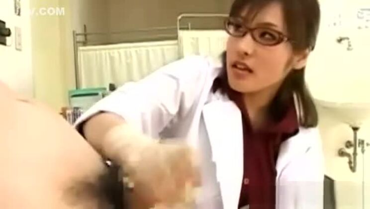 Infirmière asiatique salope se masturbe avec un patient