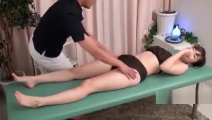 Une jeune Japonaise asiatique aux poils pubiens fournis se fait épiler.