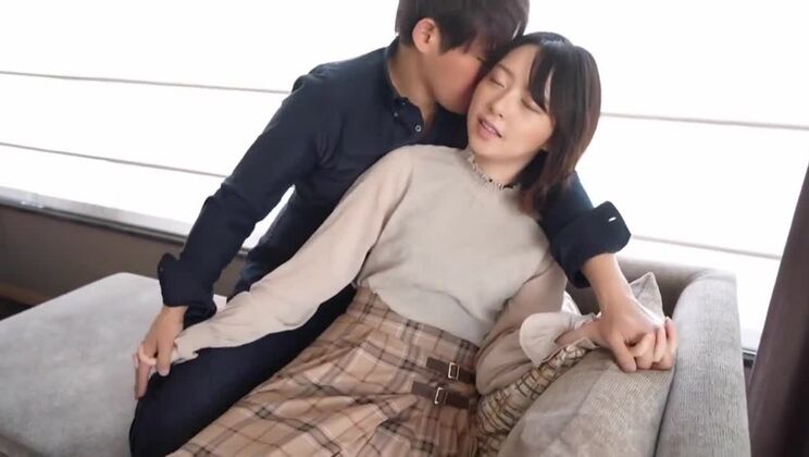 Scène de sexe torride avec une Asiatique souriante et sexy