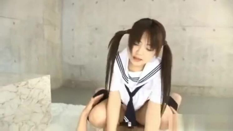 Une jeune Asiatique est initiée à la partie 4