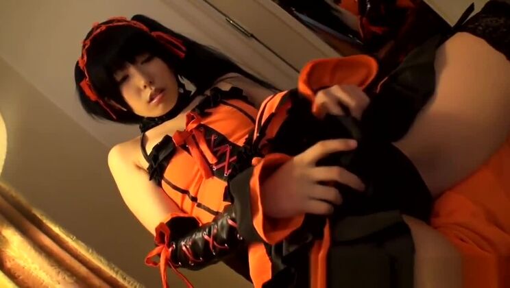 Une cosplayeuse orientale se frotte un sextoy sur le vagin