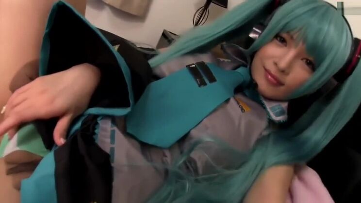 Mignonne cosplayeuse japonaise d'Hatsune Miku 39