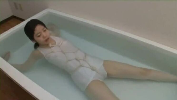 Jeune Japonaise retenant son souffle