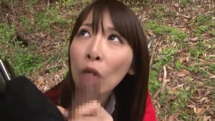 Une actrice de films pour adultes japonaise est une MILF qui suce des bites