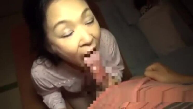 Femme mûre suçant un jeune homme baisé pendant que son mari dormait à côté.