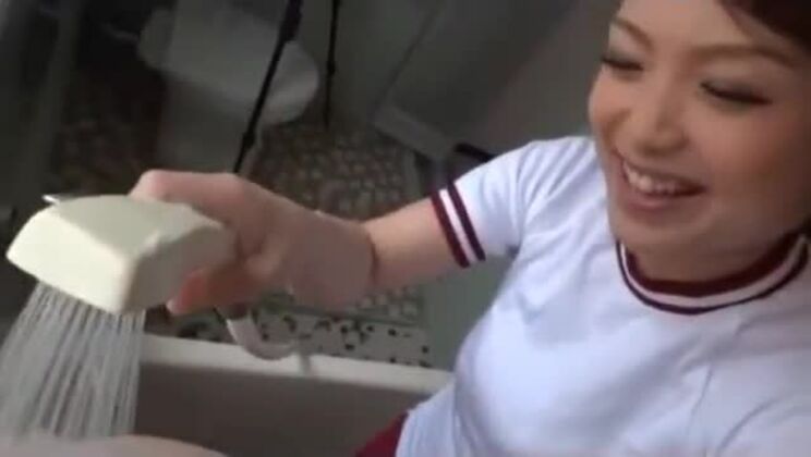 Une écolière aux gros seins en uniforme scolaire se fait baiser par un homme par derrière alors qu'elle est debout dans sa baignoire.