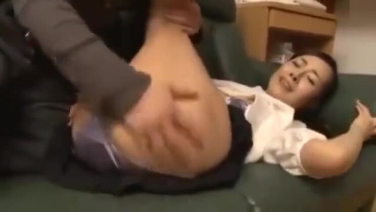 Doigtage de chatte poilue japonaise