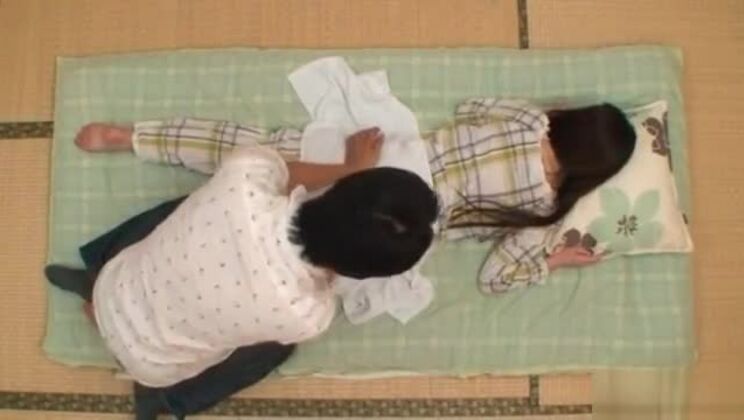 Une jolie MILF japonaise se fait prendre sensuellement