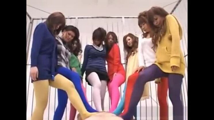 Un mec se fait sucer par un groupe (partie 3)