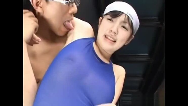 Éjaculation faciale pour une jolie fille