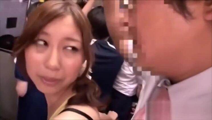 Des Japonaises sexy font des fellations et baisent dans un bus