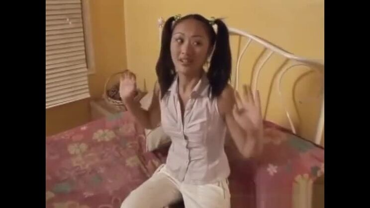 Scène bizarre : une jeune Japonaise sexy suce un homme aux fantasmes sauvages