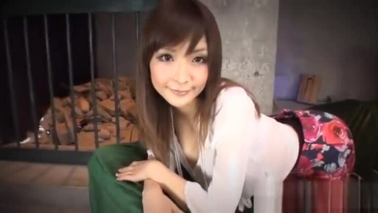 Étalon enfonce les grosses lèvres de chatte