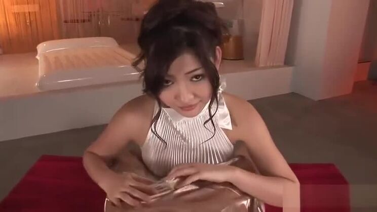 Une MILF japonaise fait une fellation jouissive à une bite